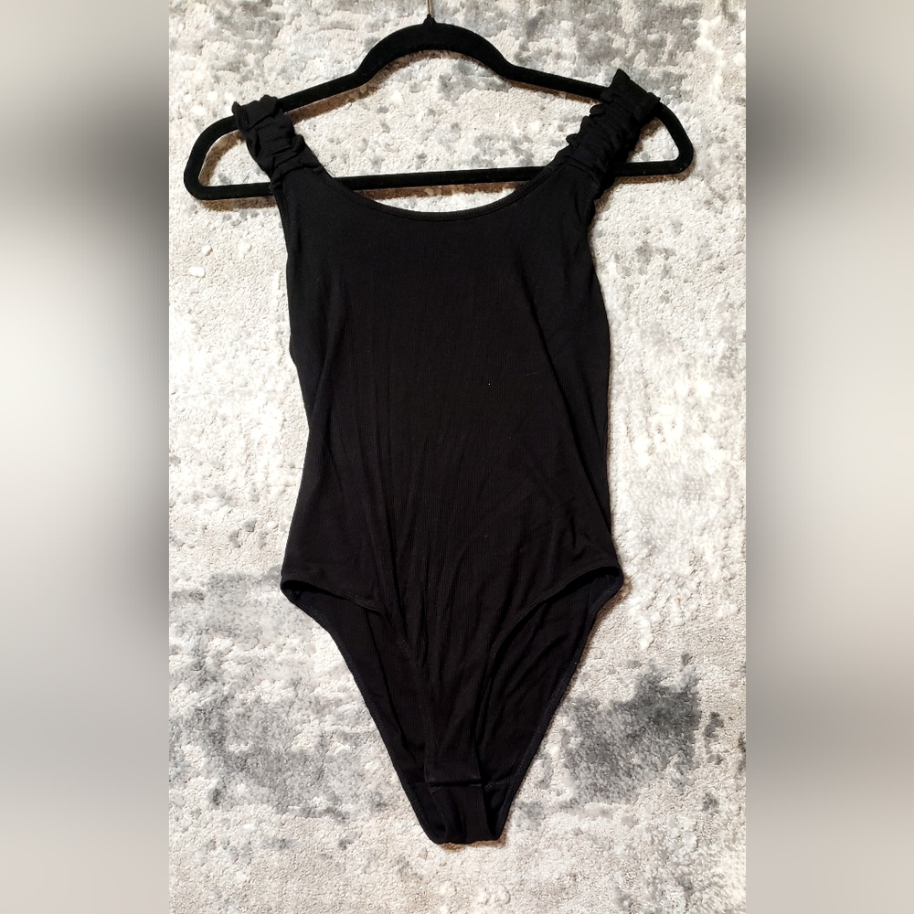 Black Bodysuit, Tank top straps